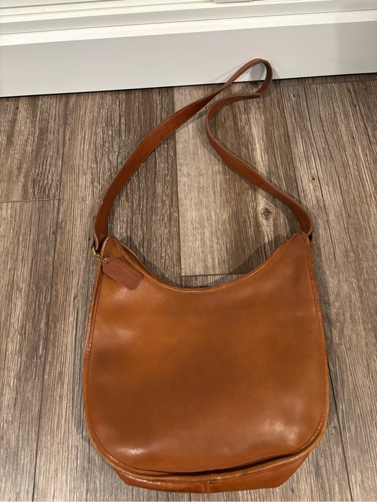 Coach Handbags - Vintage brown leather Coach Becket Zip bag (style 9920)